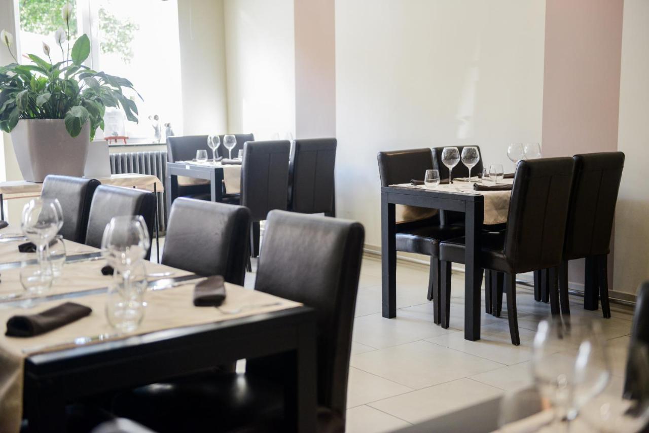 Logis Le Saint Hubert Hotell Haybes Eksteriør bilde